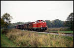 D 20 der Bentheimer Eisenbahn ist hier am 31.10.1992 mit einem Güterzug bei Dahme in Richtung Bad Bentheim unterwegs.