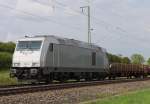 Der Schrottzug, so wird der werktägliche Zug von Stahlwerk Thüringen (Unterwellenborn) nach Cheb im Vogtland genannt. Obwohl, auf diesem Weg nach Cheb (Eger) ist gar kein Schrott an Bord, sondern Stahlerzeugnisse (Halbzeuge) und leere Wagen für den Schrott auf dem Rückweg. 76 111 (92 88 0076 111-8 B-SWT) ist in Belgien zugelassen. Sie gehörte  Bombardier Transportation GmbH, Kassel 9 und trug bisher die Bezeichnung 92 88 0076 111-8 B-BTK. Die TRAXX F 140 DE kommt vom Übergabebahnhof Könitz über Triptis und Weida (Strecke 6383) und befährt dann die Mehlbahn (Strecke 6653) Weida - Mehltheuer, weiter geht es über die Strecke 6362 bis nach Hof. Vielleicht gibt es dann für den Zug ab 2015 den weiteren Laufweg über Selb-Plößberg und As nach Cheb. Mal sehen bis wann der Lückenschluß vom Bayerischen zum Böhmischen Vogtland fertig ist! Bahnstrecke 6362 am 21.05.2015 bei Feilitzsch.