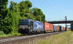 193 850 der BoxXpress führte am 14.06.17 einen Containerzug durch Thüngersheim Richtung Gemünden.