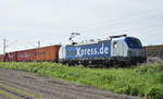 BoxXpress mit der 193 841-4 und Container, kommend aus Richtung Lüneburg. Höhe Bardowick, 15.05.2018. 