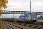 193 883-6 ist mit ihren Containerzug auf den Weg nach Hamburg und Durchfährt den Buchholzer Bahnhof (Nordheide) auf der Güterumgehungsbahn Richtung Maschen. Datum: 25.10.2020