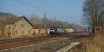 Neu trifft alt. 182 509-0 (ES 64 U2-009) mit Containerzug in Richtung Sden. vor der (verfallenden) Kulisse des ehemaligen Niederhoner Ringlokschuppens. Aufgenommen am 01.03.2011 am B Eltmannshausen/Oberhone.