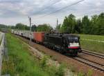 Die ES 64 U2-065 mit einem Containerzug am 05.05.2012 unterwegs bei Wernstein.