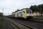 182 507 von BoxXpress steht am 17. Mai 2014 mit einem Fussballsonderzug nach Berlin auf Gleis 2 im Bahnhof Kronach.