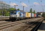 193 881 der BoxXpress durchfährt mit einem Containerzug die Station Heimeranplatz in München. Aufgenommen am 25.04.2014.