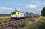 Mit dem Smartrail-KV aus Dresden rollt 248 010 der Captrain am 04.07.23 durch Wittenberg-Labetz Richtung Dessau.