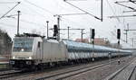 CTL Logistics GmbH mit der akiem Lok   6186 263-0  [NVR-Number: 91 80 6186 263-0 D-AKIEM] und einem polnischen Staubgutzug der Fa. EPORE Sp. z oo. am 15.01.19 Bf. Flughafen Berlin-Schönefeld Richtung Frankfurt/Oder.