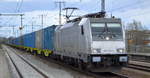 CTL Logistics GmbH, Berlin [D] mit  186 266-3  [NVR-Nummer: 91 80 6186 266-3 D-AKIEM] und Containerzug am 14.04.21 Durchfahrt Bf. Golm (Potsdam).