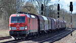 DB Cargo AG [D] mit ihrer  193 379  [NVR-Nummer: 91 80 6193 379-5 D-DB] und einem Coilzug am 28.03.23 Durchfahrt Bahnhof Saarmund.