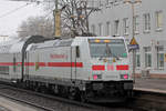 146 555-8 als Schublok hinter IC 2201 nach Köln Hbf. mit  Frohe Weihnachten  Sticker in Recklinghausen Hbf. 18.12.2017
