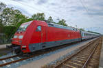 Abgestellter IC mit der Lok 101 074 am Bahnsteig 3 im Ostseebad Binz.
