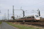 Ein 12-teiliger ICE4 verlässt am 22.3.23 den an der Rollbahn gelegenen Bahnhof Diepholz um seine Reise in Richtung Süden fortzusetzen.