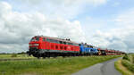 Die Diesellokomotiven 218 322-6 (DB) und 218 056-1 (Press) ziehen einen SyltShuttle-Zug nach Westerland.