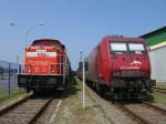 Um die 345 100,von der Usedomer Eisenbahngesellschaft,und die 145-CL 001,von EKO-Trans,zufotografieren,mute ich beide Loks,am 21.Mai 2011,im Stralsunder Nordhafen,durch das Werkstor fotografieren.