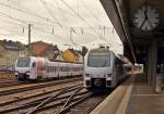 . Neue Gesichter in Trier - Gleich im Doppelpack prsentierten sich die fnfteiligen Stadler FLIRT 3 der DB Regio fr das RE-Netz Sdwest, kurz SWEX, am 27.02.2015 im Hauptbahnhof von Trier. (Jeanny)

Whrend der Zug links abgestellt ist, fhrt der Zug rechts im Bild als RE 1 nach Koblenz.  Als Teil des neuen landesweiten RE-Netzes bietet der neu konzipierte und verlngerte Regionalexpress RE 1 entlang der Mosel mit modernen Fahrzeugen erstmals eine stndliche Direktverbindung ohne Umsteigen auf der Strecke Koblenz – Trier – Saarbrcken – Kaiserslautern und mindestens 2-stndlich sogar weiter bis Mannheim. Zwischen Koblenz und Trier fhrt der RE 1 zusammen mit den Doppelstocktriebwagen CFL KISS des neuen Regionalexpress RE 11, der von der luxemburgischen Eisenbahngesellschaft CFL betrieben wird. Diese werden in Trier abgekoppelt und bieten so eine neue stndliche Direktverbindung zwischen Koblenz und Luxemburg.
