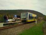 DB Burgenlandbahn 672 911-5  Stadt Roleben  erreicht als erster (Sonder)Zug den Hp Wangen (Arche Nebra) und bringt Vertreter aller Mitwirkenden am Bau des Haltepunkts nach Wangen; 09.04.2009