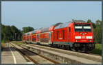 Mit einem Doppelstockzug verlässt 245 008 der Südostbayernbahn am 18.09.2023 den Bahnhof Schwindegg Richtung München.