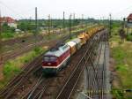 232 223 der DGT rollt am 06.07.08 mit einem Gleisbauzug durch den Rangierbahnhof Halle/Saale.