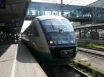 Stark strahlt die Sonne auf dem eben angekommenen VT 02A und VT 04 der Vogtlandbahn in Regensburg Hbf, 9.5.2009