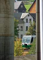 654 048 (VT48  St. Ulrich Weischlitz ) als VBG83113 in Klingenthal, 20.9.09. (Durch die  Heizung  einer Fabrik gesehen)