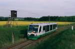 Aus dem Dia-Archiv: VT41 der Vogtlandbahn erreicht am 30.05.2004 Langenbuch, auf seiner Fahrt als VBG82145 Plauen ob. Bf - Schleiz West.
Noch wird die Strecke Schönberg - Schleiz West im Fahrplan als KBS 543 bezeichnet, ab 12.12.2004 wird sie dann zur Linie VB 7. Der planmäßige Zugverkehr endete am 09.12.2006, nachdem die NVS Thüringen diese Leistungen abbestellt hatte.