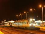 VGB - Desiro- Treffen am Abend des 4.11.2010 in Hof Hbf. Der hintere fuhr raus, spter kam ein anderer Desiro genau da herein. Er kuppelte mitdem rechts stehenden VT zusammen und fuhr Richtung Sachsen in die Nacht. Ggf. war das aber nur zur Abstellung, konnte ich nicht mehr verfolgen...