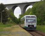 Im Tal der  Weißen Elster  - Am 19 Mai 2015 waren wir im  Sächsischen Vogtland  unterwegs. Die Bahnstrecke 6270 Plauen ob.Bf. - Cheb (Eger) hatte früher sogar mal internationale Bedeutung. Ein Beispiel dafür war der  Karlex  Berlin - Karlsbad (Karlovy Vary). An diesem 19.05.2015 hat VT 51 der Vogtlandbahn eher einen außergewöhnlichen Laufweg. Barthmühle - Plauen unt. Bf (demnächst neu Plauen Mitte) - Weischlitz - Adorf - Bad Brambach - Cheb. Durch Bauarbeiten und SEV zwischen Elsterberg und Bartmühle ist die direkte Verbindung Gera - Cheb unterbrochen. Auch der  Karlex  hatte einige Jahre den Laufweg von Berlin über Gera nach Cheb.(Elstertalbahn Strecke 6269). Im Hintergrund ist die Autobahnbrücke der A72 Hof - Plauen - Chemnitz zu sehen. Der Bahnhof Pirk hatte mal 4 Gleise, die besonders beim Bau der Autobahn und der Talsperre Pirk gebraucht wurden. Heute ist es ein Haltepunkt aber mit Fahrdienstleiter, denn ab Pirk beginnt der zweigleisige Abschnitt bis Adorf und der Abzweig bedarf noch den persönlichen  Kontakt , ein einsamer Job weit draußen im Tal der  Weißen Elster . Bahnstrecke 6270 Plauen ob.Bahnhof - Cheb