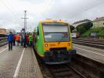 VT18 sowie VT17 der Waldbahn werden, trotz Regenwetter, im Einsatz als P13 fr die Ilztalbahn in Passau-Hbf. regelrecht gestrmt; 120609