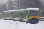 Drei abgestellte Triebwagen der Waldbahn abgestellt in Zwiesel, aufgenommen mit viel Zoom vom Bahnsteig. 23.01.2016