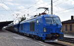 dispo-Tf Rail GmbH, Berlin [D] mit der Vectron Dual  248 045  [NVR-Nummer: 90 80 2248 045-7 D-NRAIL] und einem Getreidezug am 22.06.23 Durchfahrt Bahnhof Falkenberg (Elster).