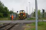 EH Rangierlok 862 hat so eben Rungenwagen ber den Bahnbergang Anrather Strae ins Edelstahlwerk geschoben.