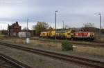 410 01 (211 323-1) evb - Eisenbahnen and Verkehrsbetriebe Elbe-Weser GmbH hatte sich in Rathenow den abgestellten Schienenschleifzug geholt und fuhr dann etwas spter mit dem Schleifzug in Richtung