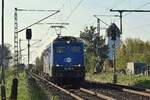 140 853-3 rumpelt mit einem Containerzug am ehemaligen Bahnhof Woltorf in Richtung Brauschweig.