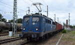 Eisenbahngesellschaft Potsdam mbH, Potsdam (EGP) mit ihrer  140 857-4  (NVR:  91 80 6140 857-4 D-EGP ) und einem Containerzug am 03.07.24 Höhe Bahnhof Ruhland.