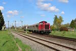 ELV 211 019-5 (V100 1019) verlässt mit ihrem Sonderzug vom Bahnhofsfest in Stockheim den Bahnhof Beienheim auf der Rückfahrt nach Hanau. (30.04.2023)