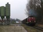 Ein rauchende und qualmende V100 “Emsland” der Emslndische Eisenbahn GmbH (ehemalige 211 308-2) whrend rangierarbieten in Ramsloh am 19-3-2010.