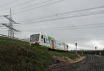 Der VT 312, ein Stadler Regio-Shuttle RS1 der Elster Saale Bahn (ein Label der Erfurter Bahn), ist am 05.10.2016 als EB 80846 aus Blankenstein über Saalfeld kommend in Richtung Leipzig Hbf unterwegs und wird bald den Bahnhof Gera Zwötzen erreichen. Das rechts sichtbare Gleisende wird am vorletzten Oktoberwochenende in die Strecke nach Greiz eingebunden, die Züge auf der Elstertalbahn  werden dann ab 25.10. alle auf die
hier sichtbare Strecke überwechseln, Gera Ost und Liebschwitz somit den Regelverkehr endgültig verlieren. Das Gelände ist frei zugänglich, in 2 Wochen wird man freilich ein paar Schritte zurück gehen müssen, weil man sonst mitten auf der Überleitung steht. 