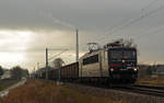155 007 der EBS schleppte am 03.12.19 einen Hochbordwagenzug durch Jeßnitz Richtung Dessau.