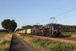 140 789 & 140 XXX von  Erfurter Bahn Service  waren mit einem Schnittholzzug am 26. Juni 2020 bei Dörverden in Richtung Brake unterwegs..