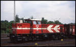 Köln Niehl am 26.5.1995: HGK Lok DE 82 vor Güterzug
