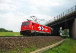 Aus dem Schatten der BAB 38 Brcke zwischen Friedland(HAN) und Eichenberg kommt gerade die 185 585-7 mit ihrem ler in Richtung Norden. Aufgenommen am 29.05.2010.