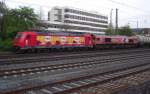 185 586-6  Heizprofi  und DE 670 der HGK stehen am 6. Mai 2011 mit einem Kesselwagenzug auf Gleis 1 in Kronach.