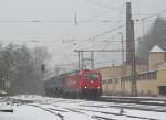 185 605-3 der HGK zieht am 16. Februar 2013 einen Kesselwagenzug durch Kronach.