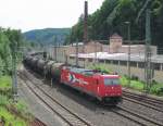 185 606-1 der HGK zieht am 12. Juni 2013 einen Kesselwagenzug durch Kronach.
