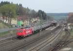185 605-3 der HGK zieht am 04. April 2014 einen Kesselwagenzug durch Kronach in Richtung Lichtenfels.