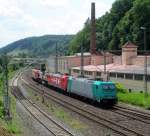 Ein Lokzug mit 185 604-6 an der Spitze, 266 069-4 und 185 605-3 in der Mitte und 185 618-6 am Schluss (alle HGK) durchfährt am 24. Juli 2014 den Bahnhof Kronach in Richtung Lichtenfels.