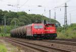 Begegnungen: HGK 185 585-7 mit Kesselwagenzug begegnet der 272 018-9 (DE 92) in Köln West. Aufgenommen am 15.07.2014.