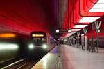 Die Station Hamburg Hafencity Universität ist für mich eine der interessantesten Stationen da hier in kurzen Intervalen sich die Lichtfarben ändern. DT5 361 steht in Hamburg Hafencity während die Station in satten rot gehüllt ist.

Hamburg 28.07.2021
