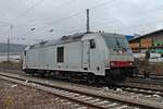 Am Mittag des 27.11.2016 steht Maquarie Rail/hvle 285 102-0 abgestellt im Bahnhofsbereich des Bahnhofes in Efringen-Kirchen. Zuvor brachte sie einen Getreidezug in den Badischen Rangierbahnhof von Basel.