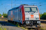 Abgestellte HVLE Lok der BR185 in Sassnitz Mukran mit einem Hinweis im Führerstandfenster „Tfz ist schleppfertig“. - 23.06.2019